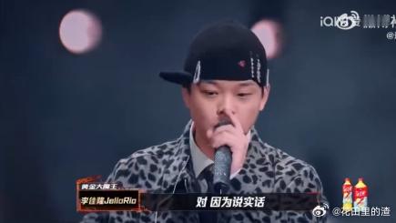 李佳隆冠军格局  节目里的李佳隆真是魅力四射，既肯定对手又展现自我，他的谦逊和真