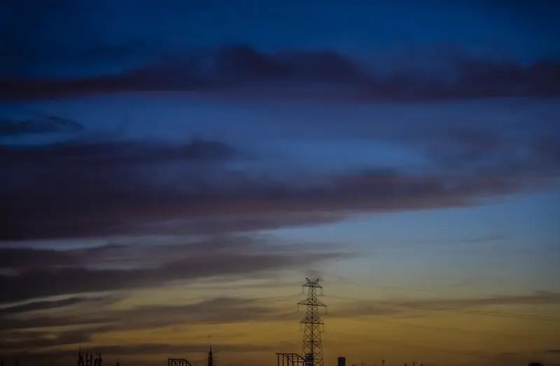 偷秋感怀
 
我偷黄昏一壶酒，醉了晚霞凉了秋。
岁月不知何处去，化作银丝爬上头。