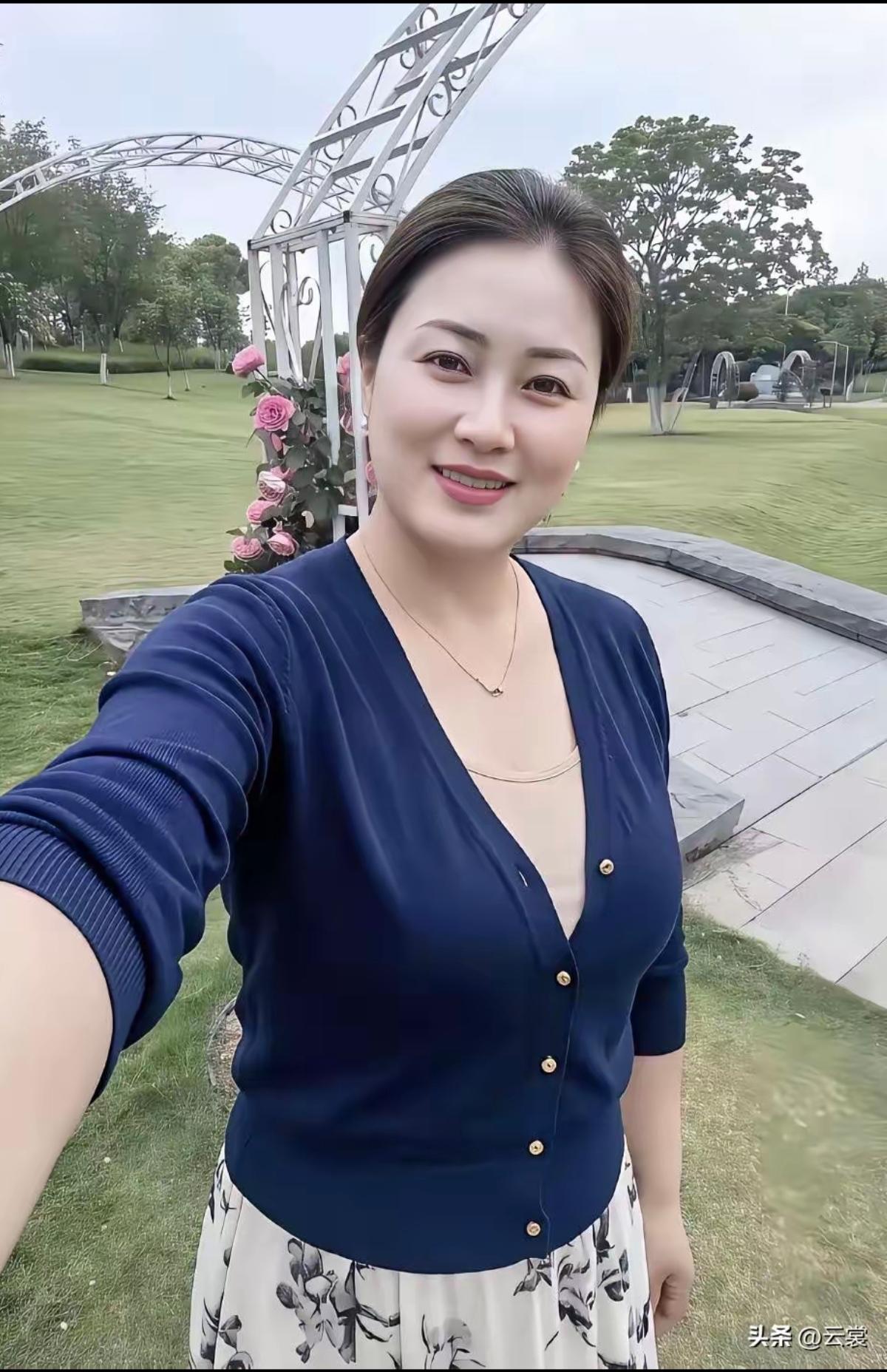 人长得漂亮，气质也很好，就是衣服颜色深了点，你觉得她适合穿什么颜色？