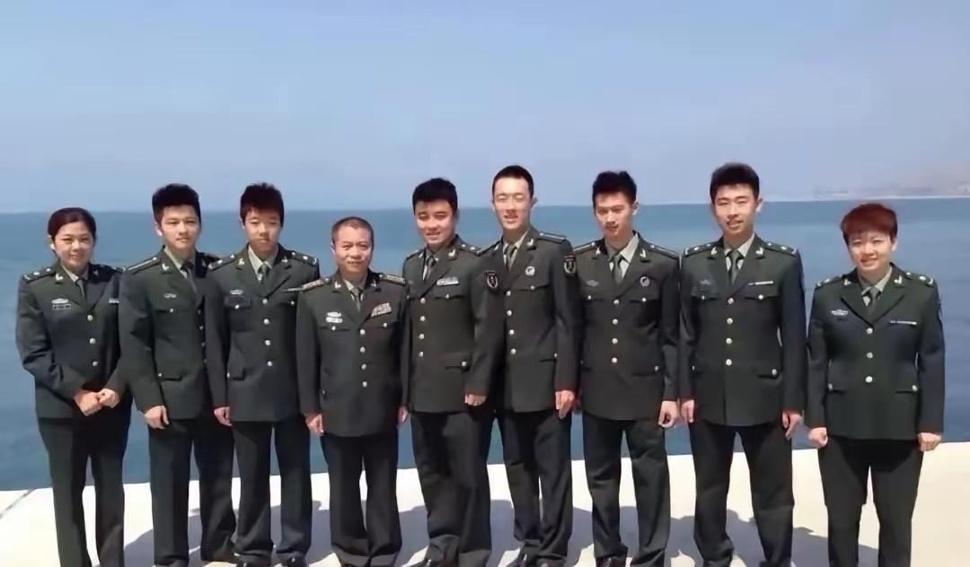 2014年，八一乒乓球队海边军装合影，你认识几个呢？
