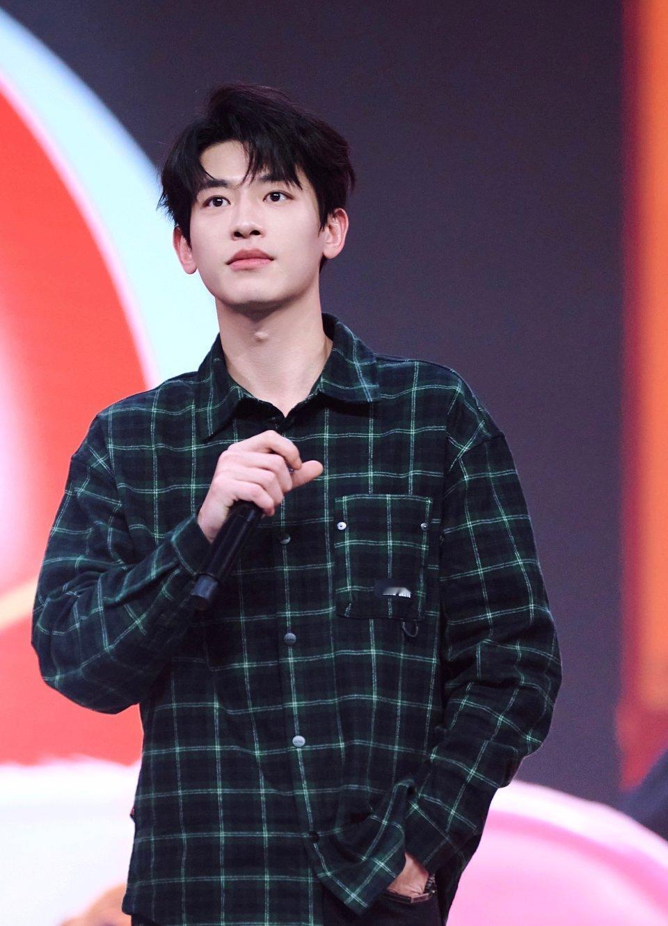 辛云来跨年彩排裤子穿反了吗 辛云来东方卫视跨年彩排图🈶，仔细一看这跨年彩排裤子