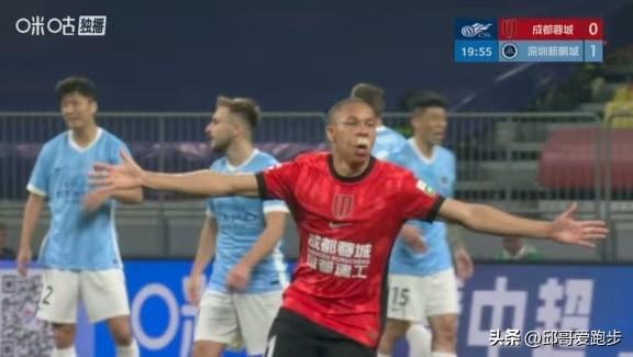 姜志鹏那个犯规，裁判一开始给的是黄牌！然后过去一看席尔瓦捂着嘴，鲜血都捂不住了！