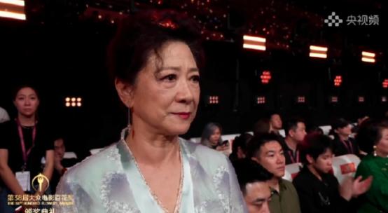 76岁王馥荔眼含泪光，她很骄傲，也很心疼。
 
8月10日晚，第38届大众电影百