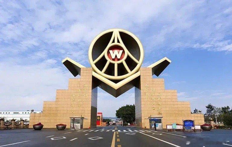 “白酒龙头”五粮液披露了连续七年营收与净利润双增长的亮眼年报，其营收从700亿元