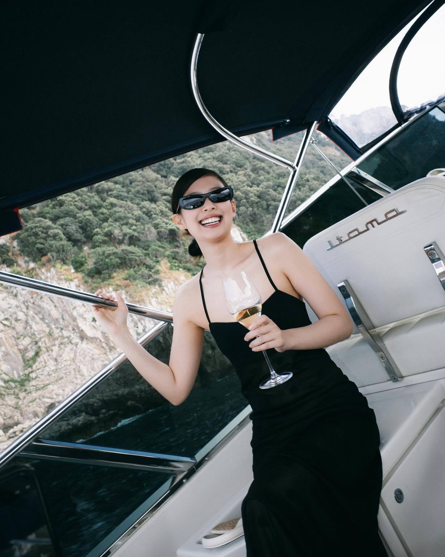 Jennie ins更新🥂🖤 ​​​