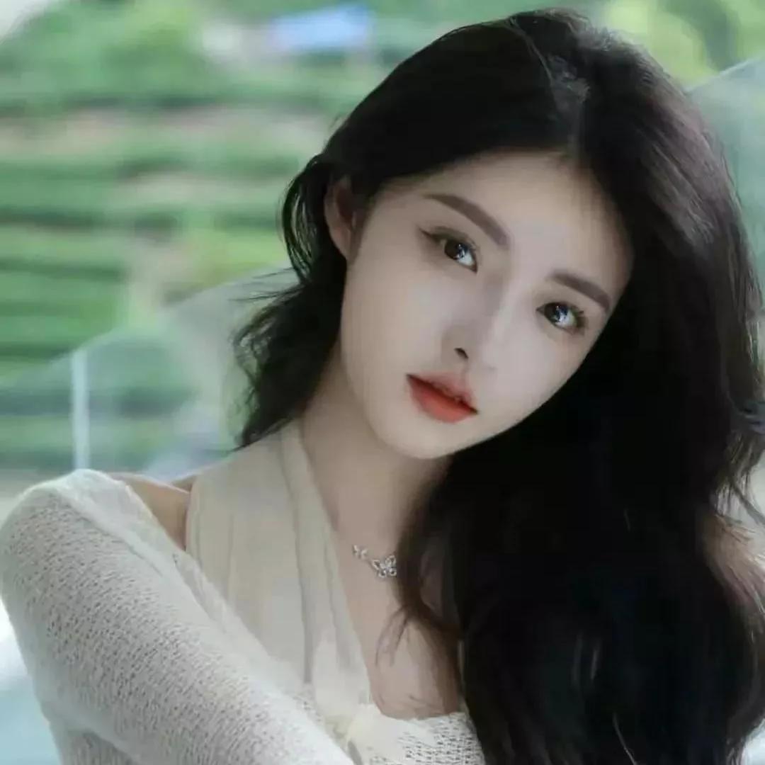 清新自然的少女，微笑中带着淡淡的甜美