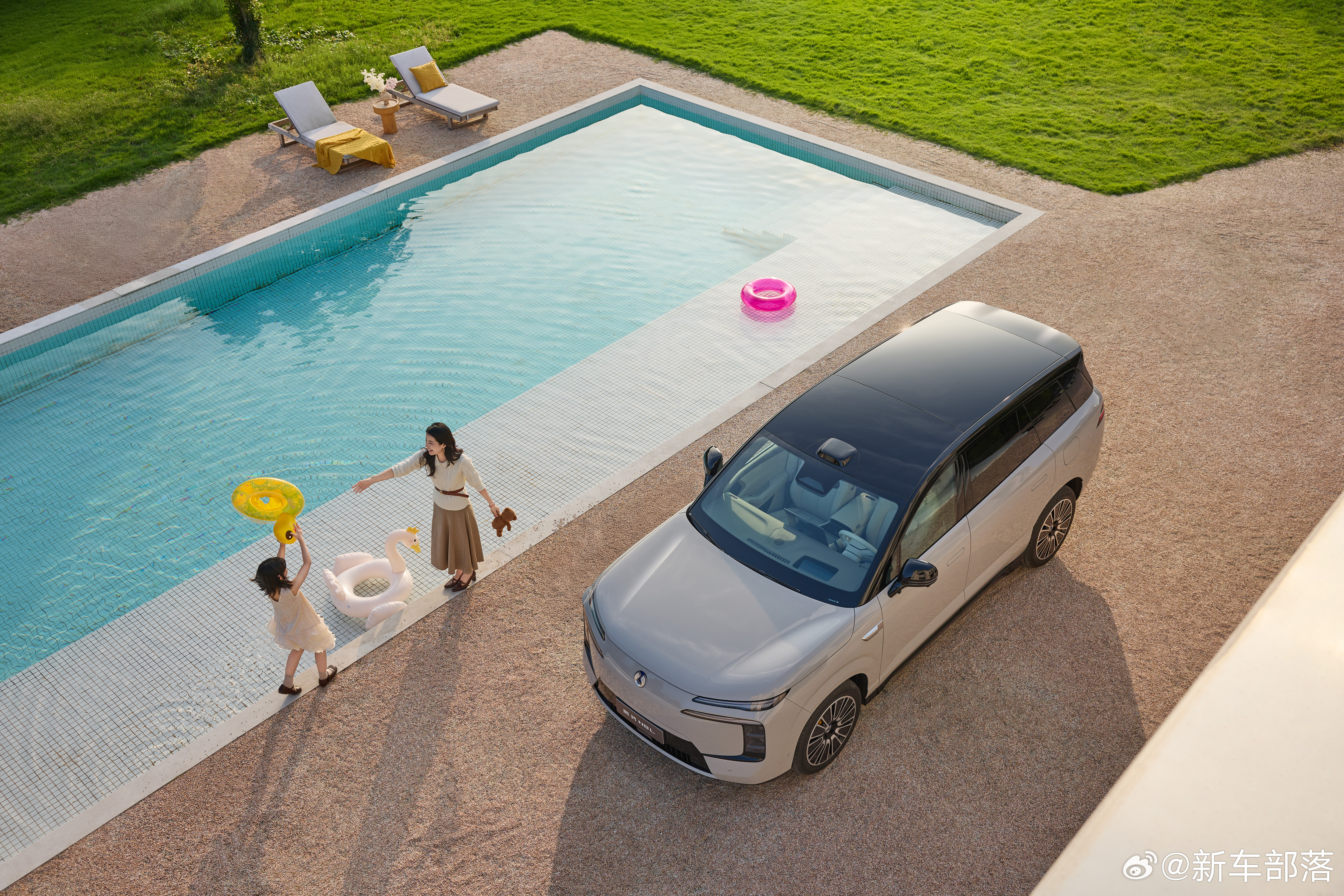 腾势N8L是懂拿捏豪华感的新出的两个高定双色车漆太有质感了，霜云墨清冷高级，翠华