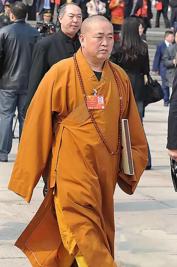 少林寺主持释永信大师，气质不凡，身价不菲，虽是一个僧人，但地位却不低，而且非常有