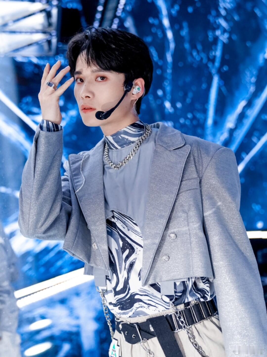 周柯宇分享初次认识井胧的场景风华合伙人谁能想到两人的缘分起点是一段地铁唱歌视频，