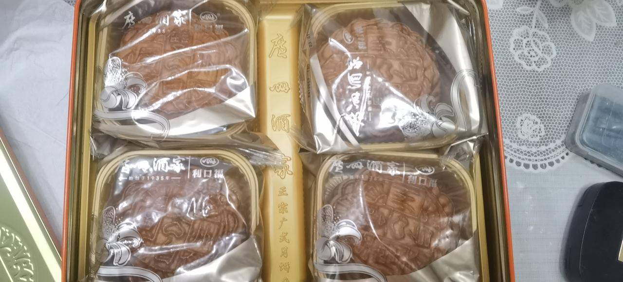 记得以前的盒装月饼都是有刀叉的，不知道哪个发瘟专家提议盒装月瓶不要配刀叉后就取消