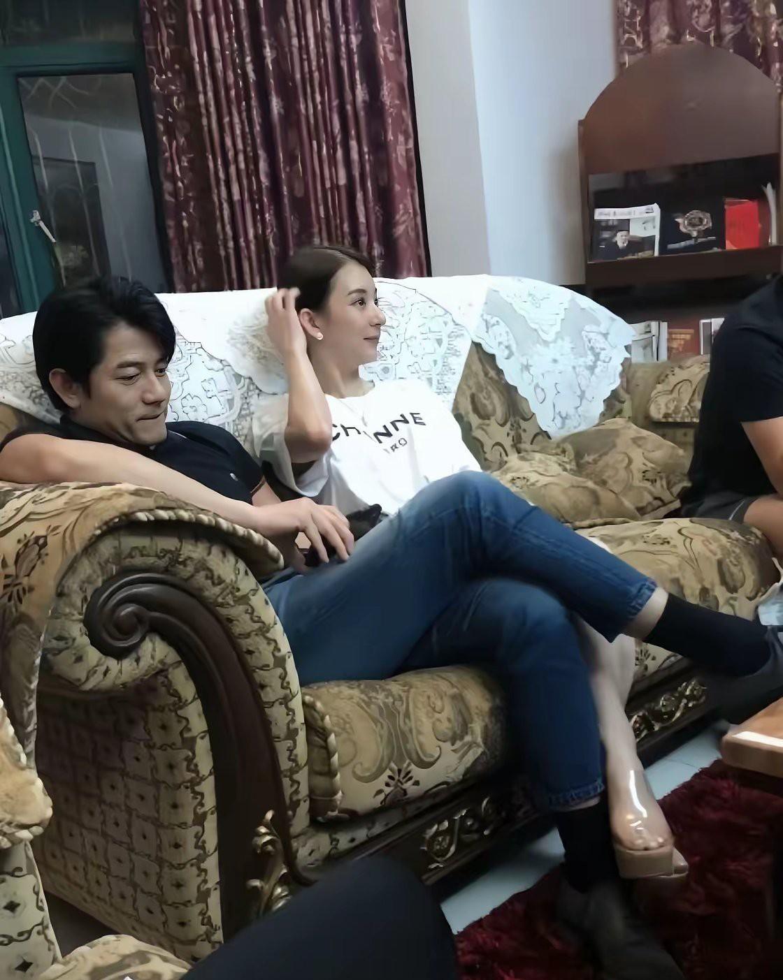 肢体骗不了人，郭富城对方媛确定是真爱。两人坐在沙发上靠那么近，方媛把脚贴在郭富城