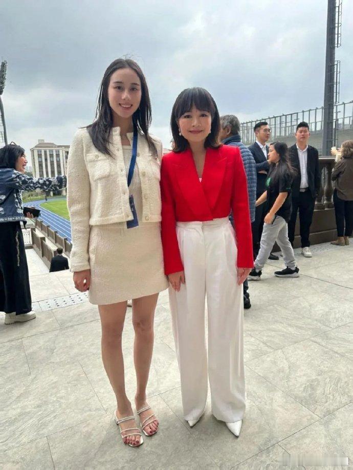 何超欣脚长这样，以前还有人说如果女生脚这样，命不好，果然都是骗人 