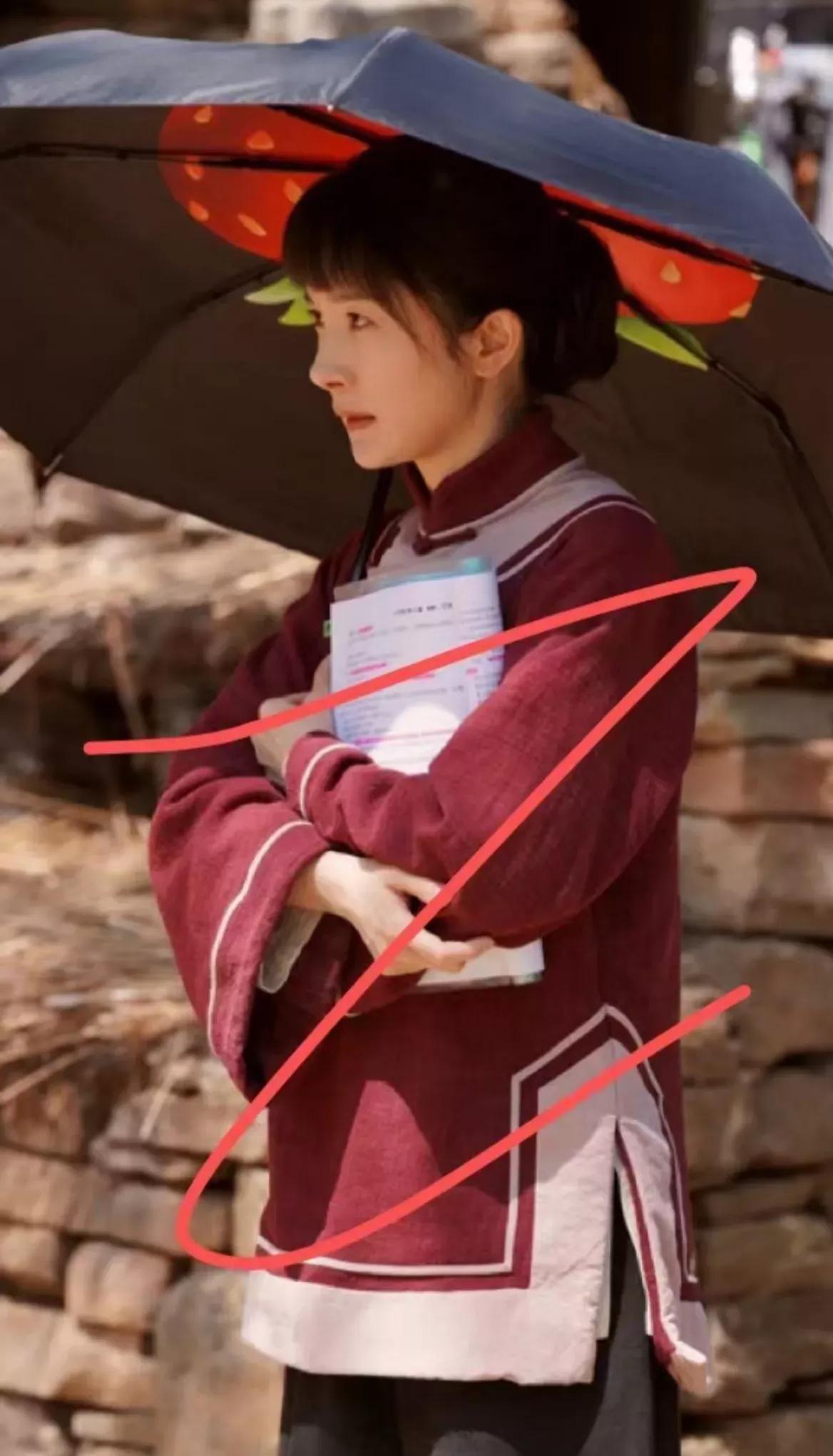 杨幂新剧《生万物》的路透出来了，这次演了一个东北的农村妇女～ ​​​