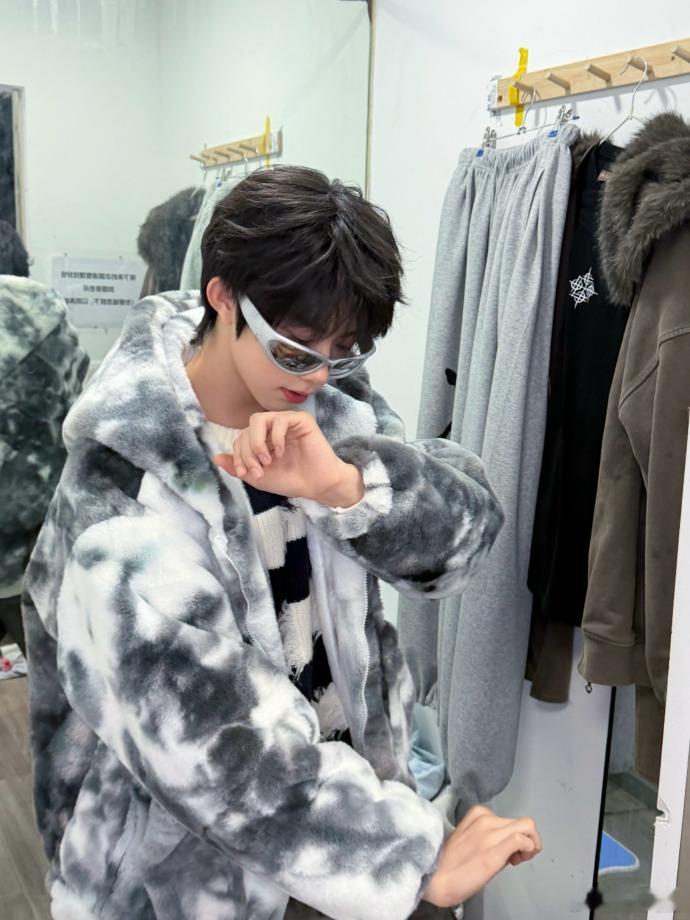 陈奕恒墨镜随拍 陈奕恒最新营业，小朋友戴着搞怪墨镜耍酷中