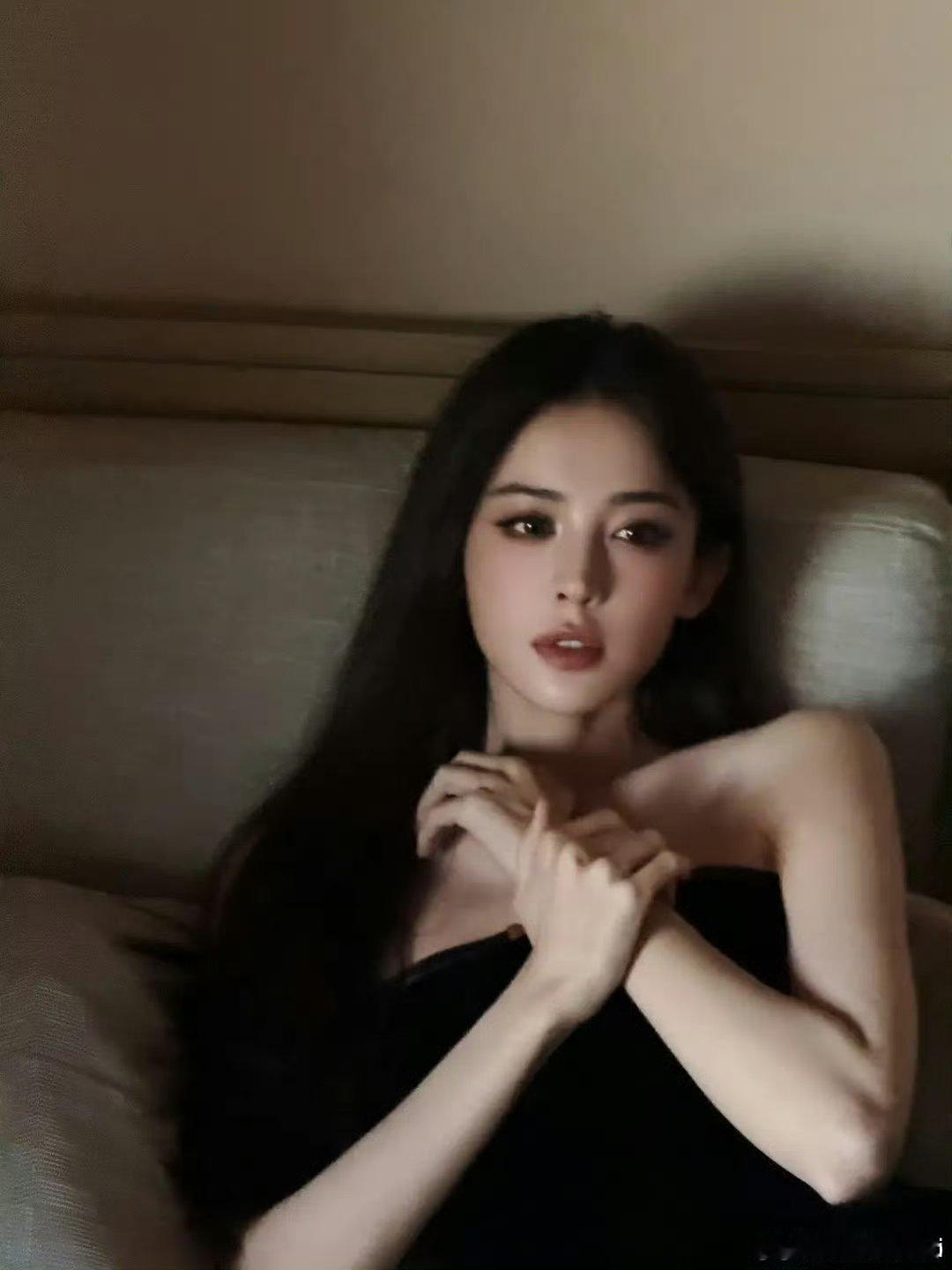 古力娜扎TF营业图，此女神了吧[好喜欢][好喜欢]长得太漂亮了，有种🐍系美人的
