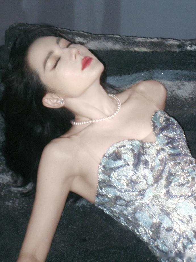 迪丽热巴闪光胶片迪丽热巴的美貌最好的滤镜迪丽热巴闪光胶片，迪丽热巴的美貌最好的滤