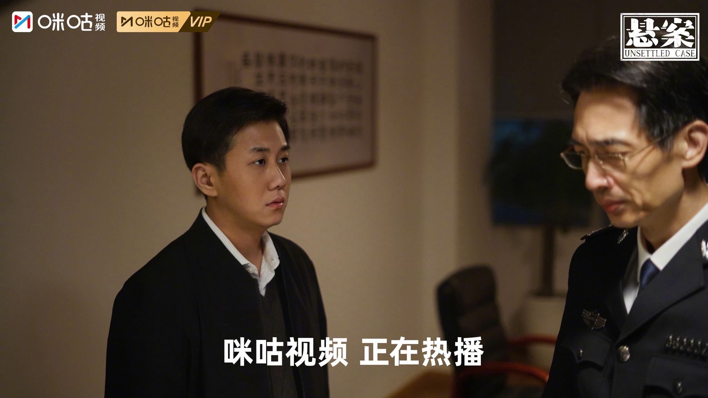 #上咪咕看悬案# 一纸指纹铁证撕开伪装二十二年的文人假面，两名嫌犯当庭对峙推诿作