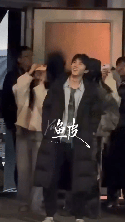 马嘉祺新剧杀青放烟花马嘉祺《我们生活在南京》杀青了，期待早日和新角色见面