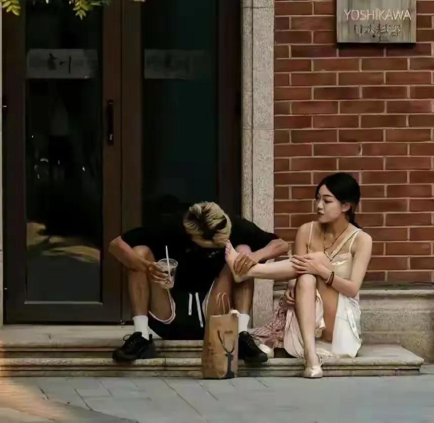 如果一个男人为了证明爱她，去舔女人的脚。我是打死都不相信的，只能说明这个男人的爱