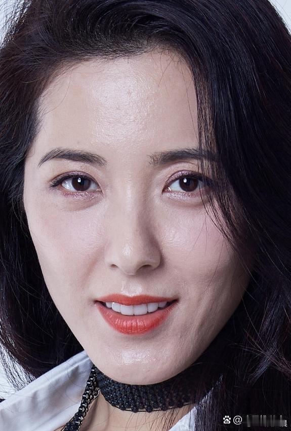 曾黎的脸也太抗打了！这么近距离的怼脸拍状态依旧完美，五官精致毫无死角，不愧是公认
