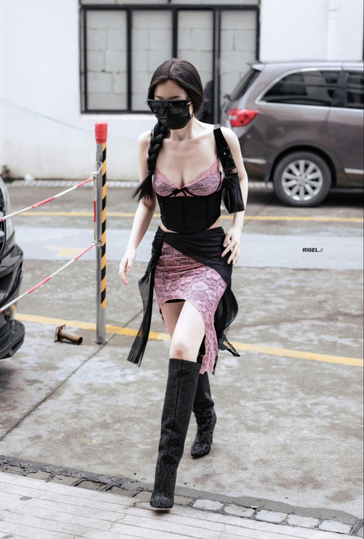 此女的腰臀比很绝 