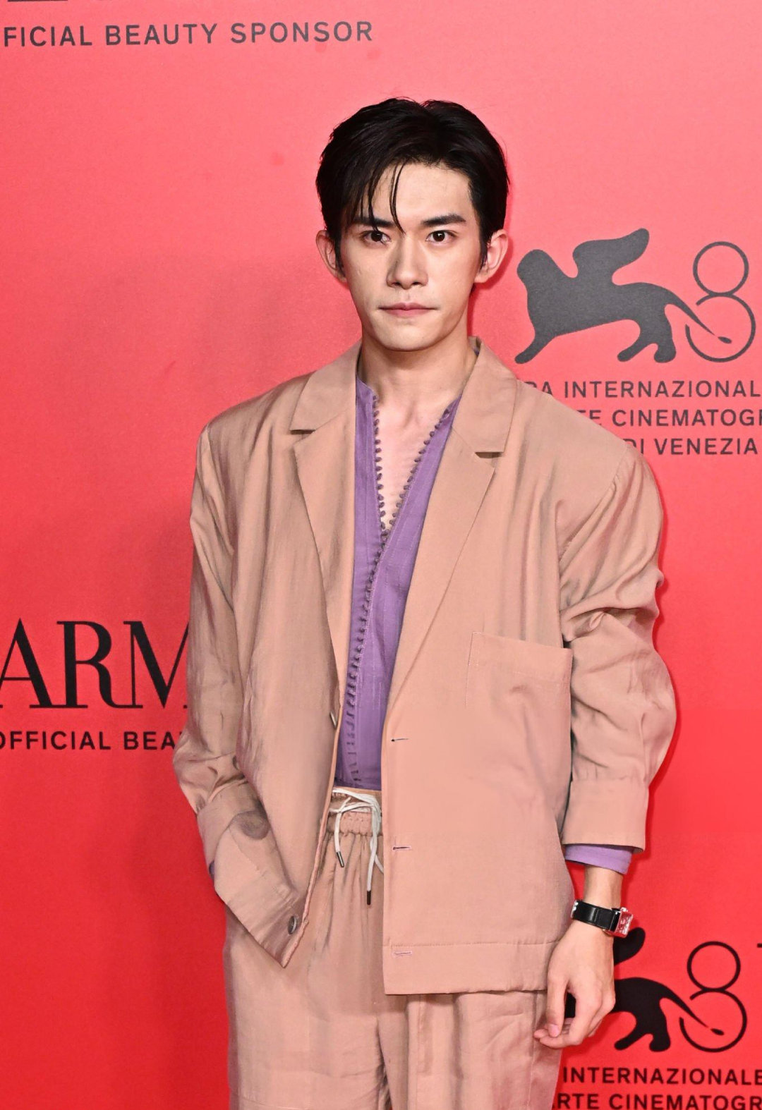#易烊千玺亮相威尼斯晚宴# 易烊千玺出席时尚品牌晚宴！！[纸飞机] ​​​