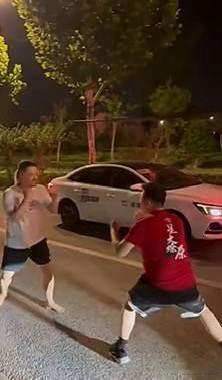 上海德比4名斗殴球迷被刑拘，代价天差地别

双方球迷发生冲突，尽管现场执勤的交警