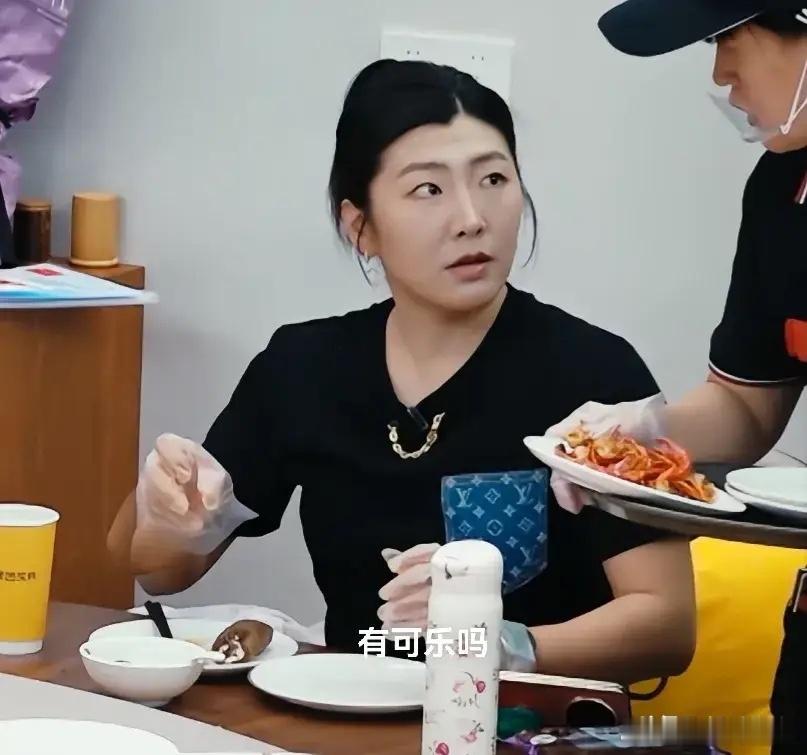 吃饭时，徐梦桃问服务员：“有可乐吗？”张泉灵大惊：“你还能喝可乐呢？你不需要控制