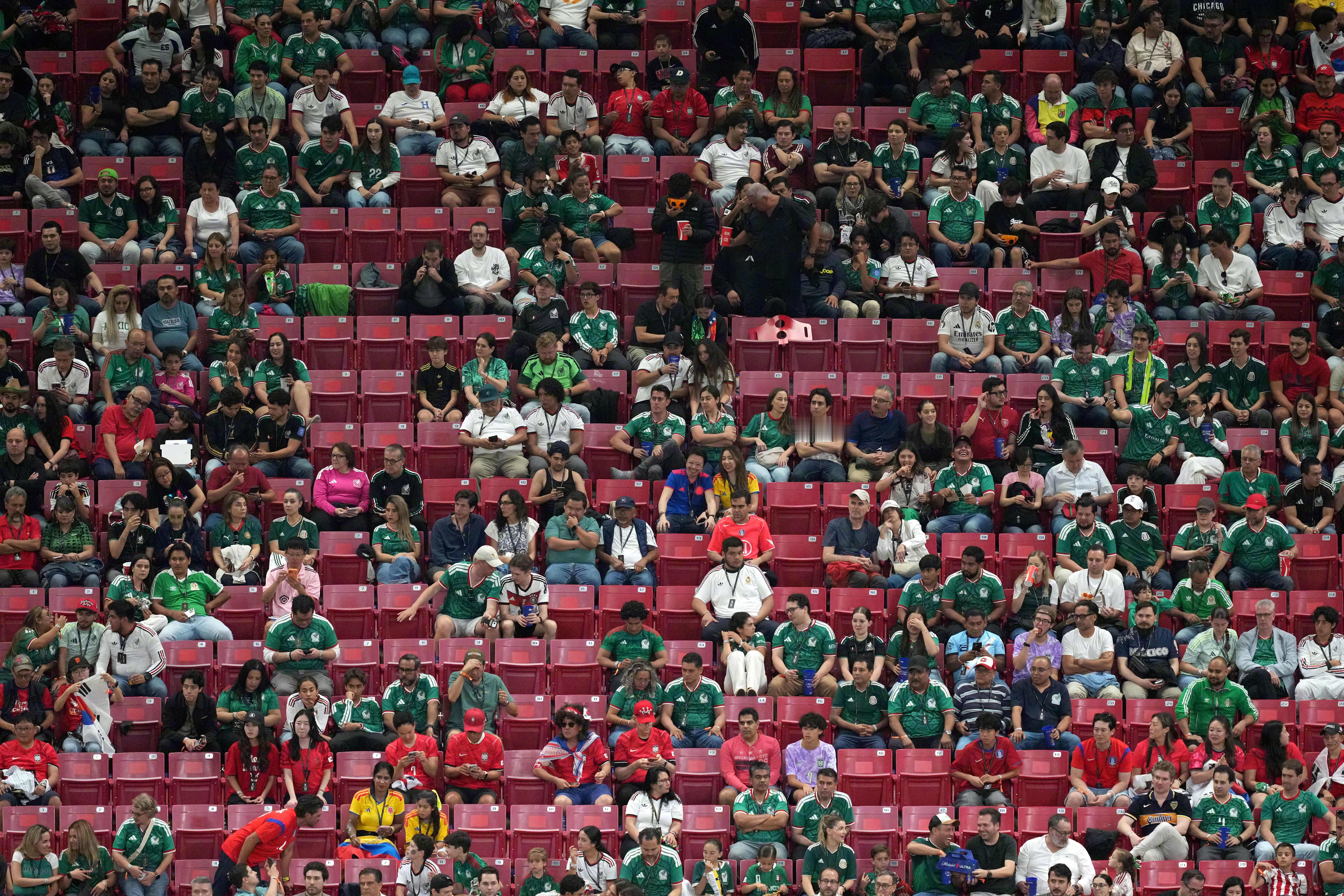 FIFA 称墨西哥世界杯比赛出现空座，是因为球迷待在通道区域观赛！FIFA国际足