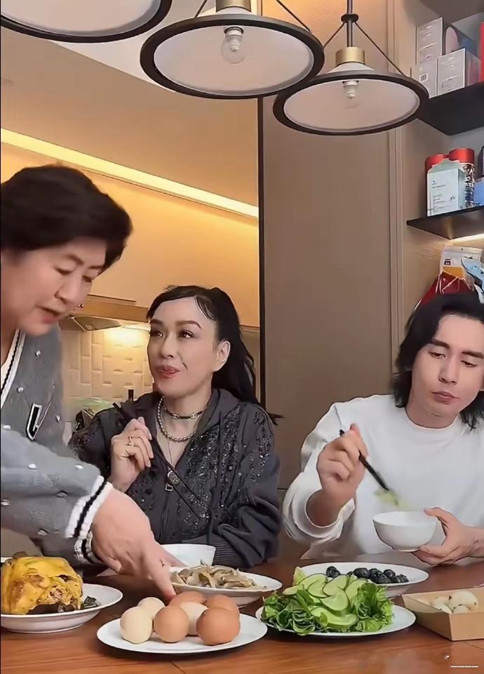 张伦硕与钟丽缇年龄差引关注，二人婚恋令人费解。钟丽缇与婆婆同框似同龄人，妆容有无