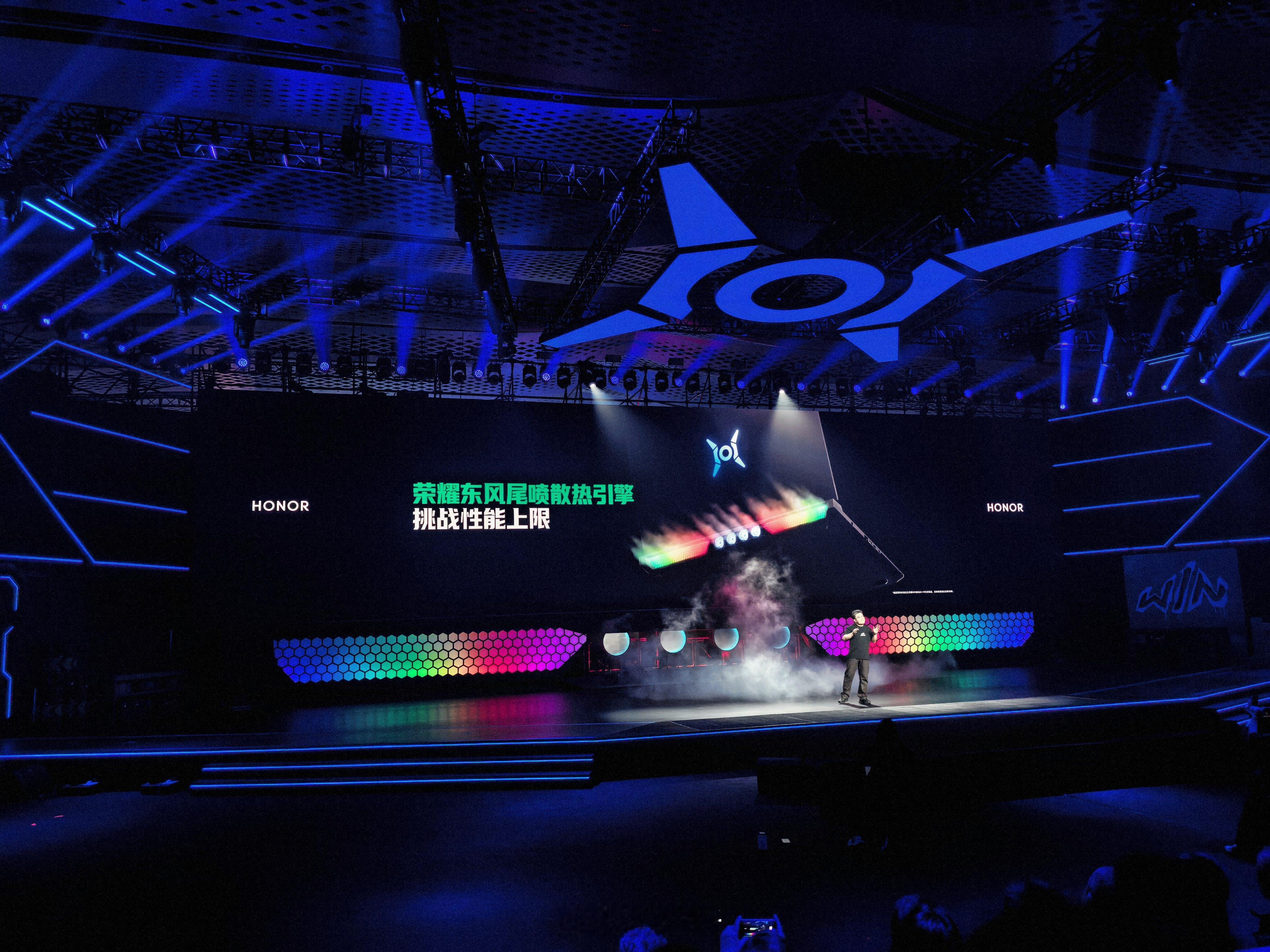 这次荣耀自研的东风尾喷散热引擎，将强势挑战传统散热设计天花板。传统三风扇内吹散热