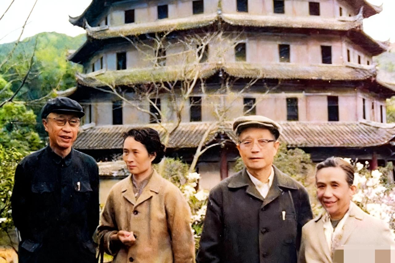 1964年，“末代皇帝”溥仪和妻子李淑贤、抗日名将杜聿明和妻子曹秀清相约，到浙江