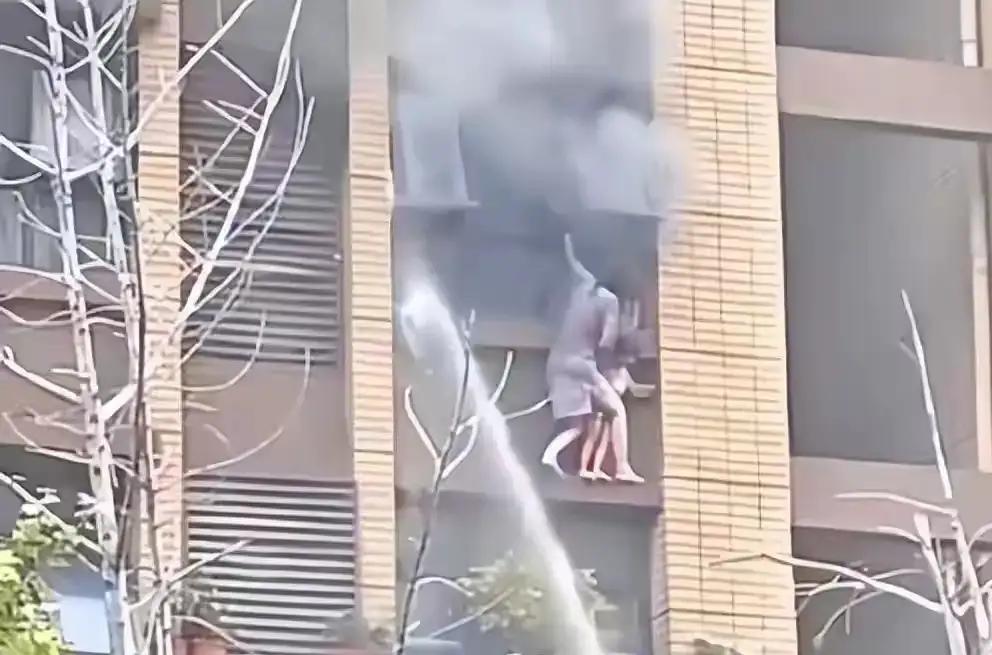 这消防员一直喷什么水呀？赶快搭个云梯上去救人啊！真想不明白，还在原地磨叽什么呢，