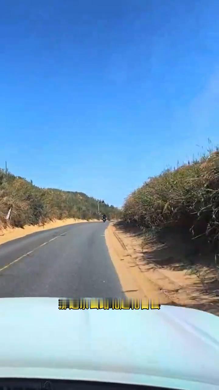 四公里一个水井房，沙漠公路如今发生了伟大变化。
大家看，这是连骆驼都要绝望的地方