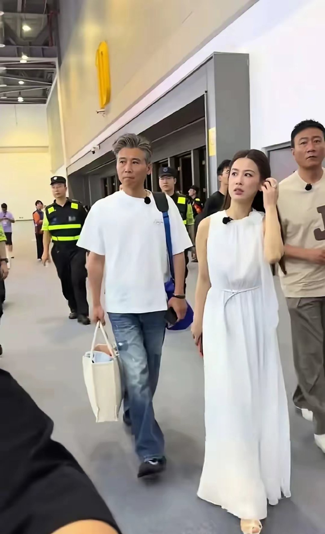 圣依出席活动，还如当年未婚一样的纯真少女一般！女人离婚了真好！ 