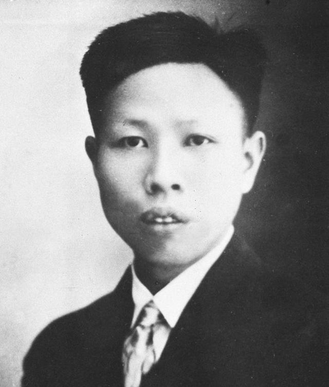 1950年，一个穿着破烂的妇女，带着女儿到北京饭店，怯生生不敢说话，小女孩的一句