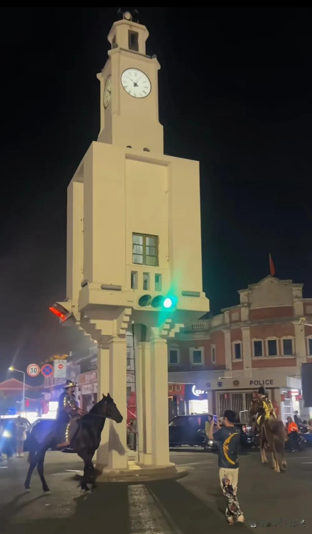 泉州钟楼这里骑马的是锦衣卫吗？这个表演藏得这么深，是怕本地人骂不让过路，所以不通