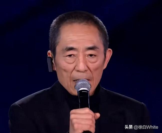 3月23日，张艺谋被网友偶遇在公园挖野菜
看完第一反应，张艺谋也挖艾叶做艾饼么？