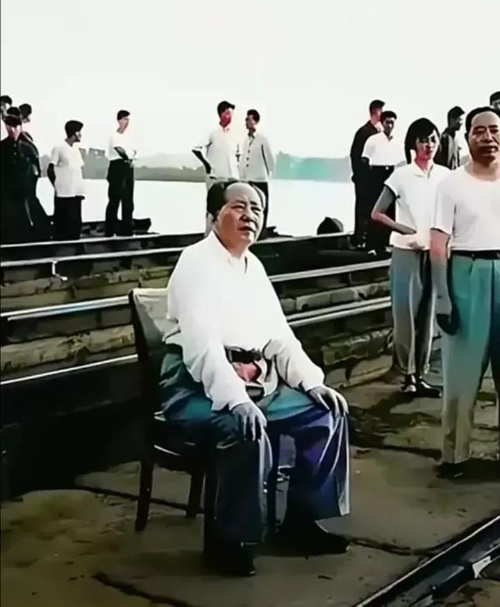 🙏请停留几秒，为伟人点个赞送朵花💐
《毛主席视察南京长江大桥》
1969年的