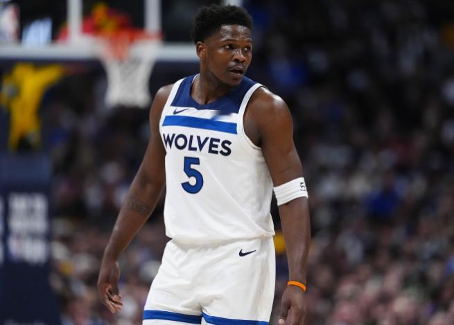 NBA季后赛首轮G4，森林狼与掘金的比赛正在进行。爱德华兹因膝伤退赛。爱德华兹极