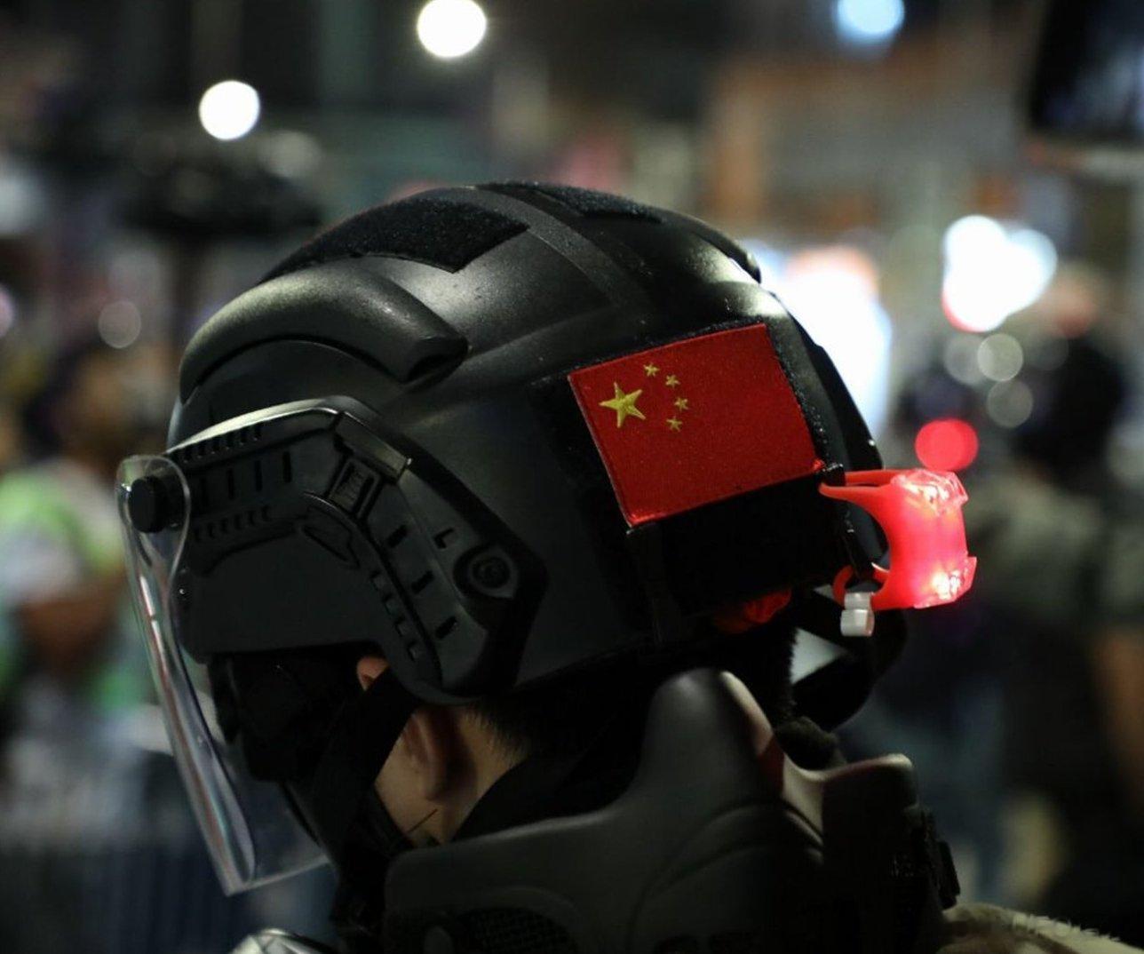2019.10.21元朗有警员头盔上贴有国旗[赞][赞][赞] ​​​