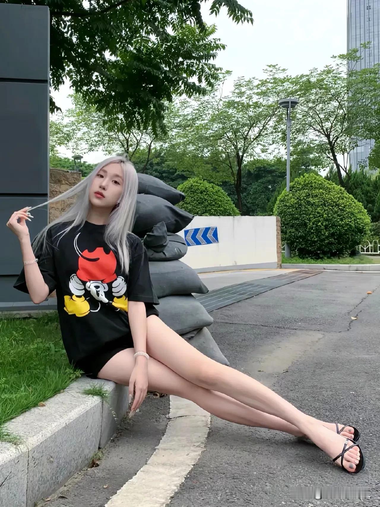 轻纱素衣翩翩舞，长发飘逸似仙姿。
