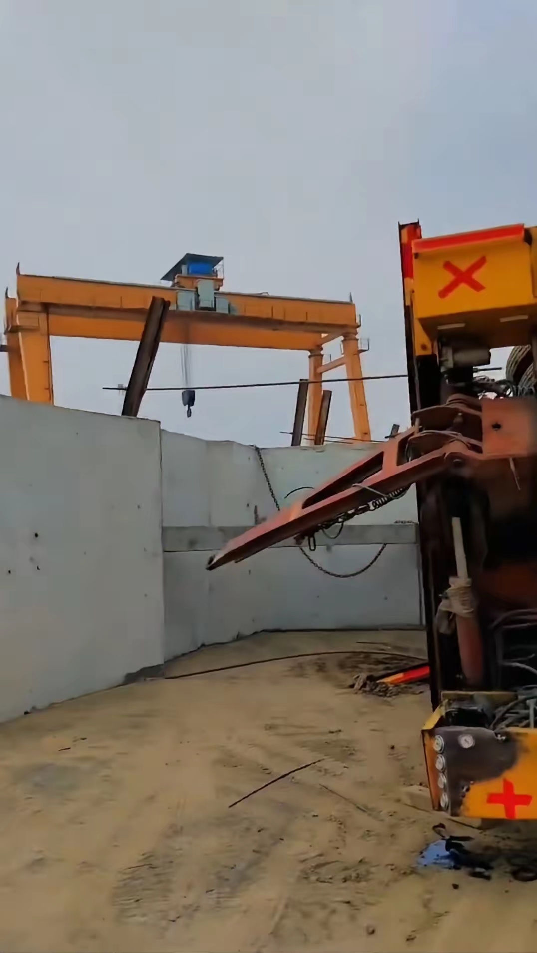 印度在基建方面瞎搞是出了名的，在地面拉大型桥梁预制构件，竟然用那么个小卡车去牵引