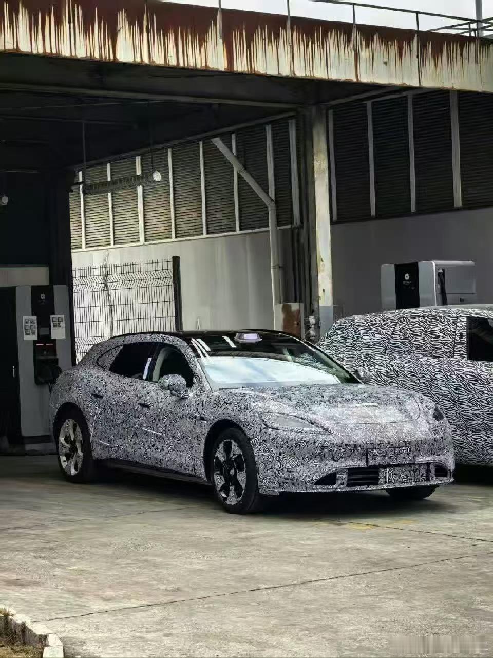 尚界轿跑是台猎装车？那情况就更有意思了，目前的三厢版都不对。 