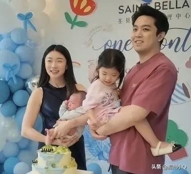 程晓玥在月子中心晒全家福，女儿随爸，儿子长得随她，基因合理分配。