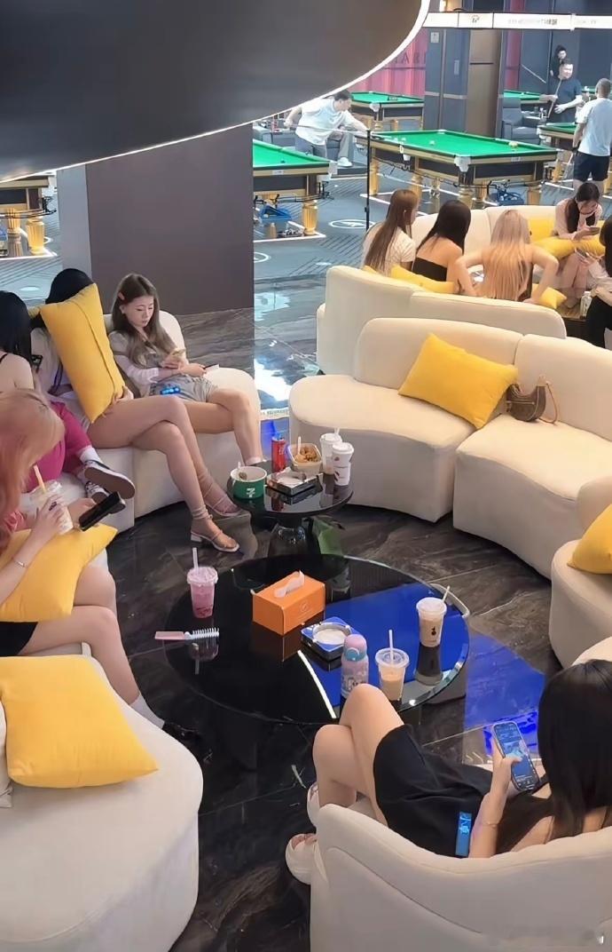 这生意也太好了吧，全是漂亮小姐姐！ ​​​