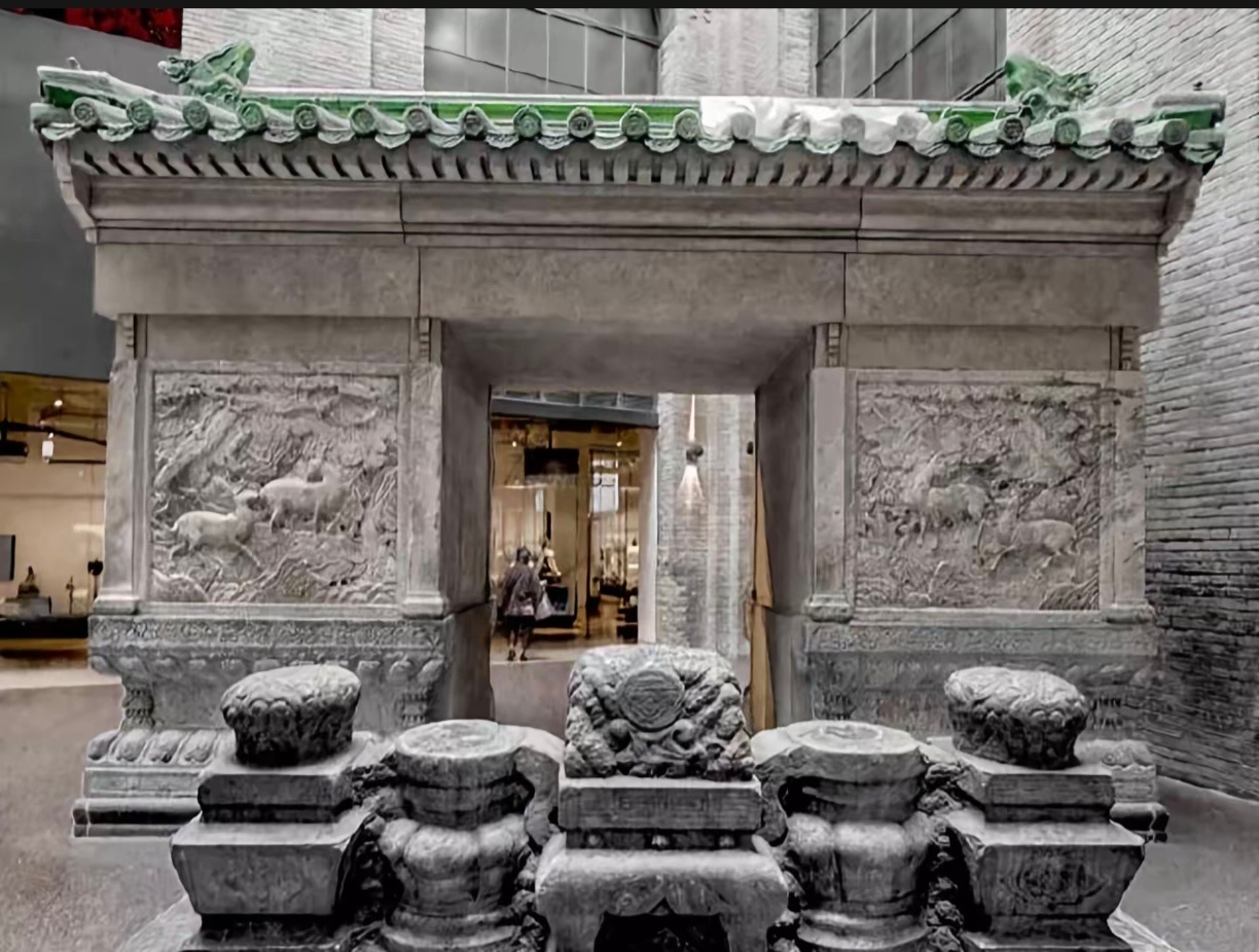 被搬去加拿大的祖大寿墓地，现在看这个牌坊眼熟不眼熟?放大了不就和凯旋门一模一样吗