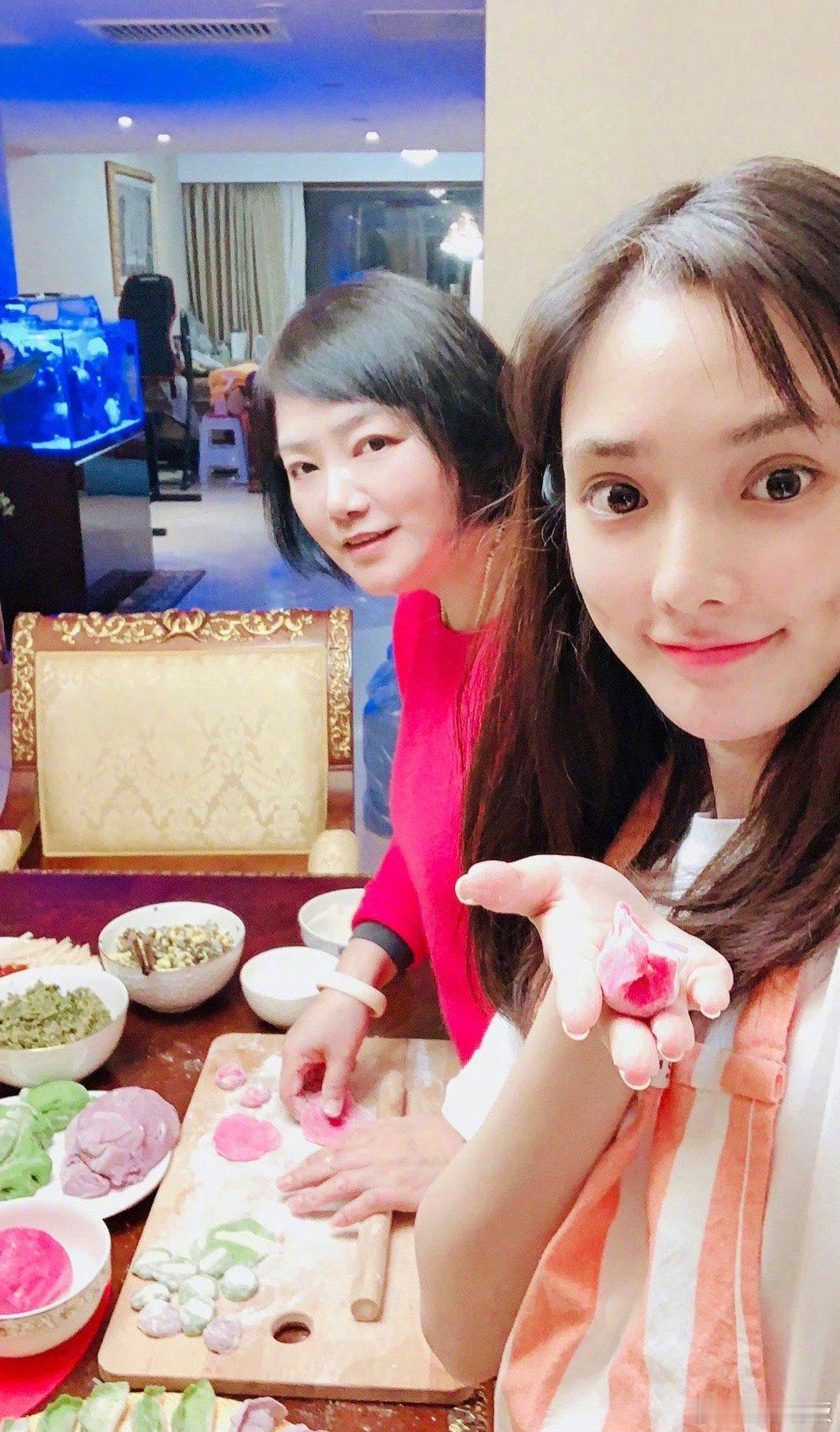 这是什么神仙基因！彭小苒全家福曝光，爸爸妈妈颜值气质双双在线，难怪女儿这么出众。