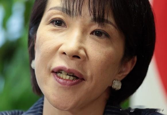 我真是百思不得其解啊！你瞧瞧那个高市早苗，外貌上毫无亮点也就算了，还时不时用那股