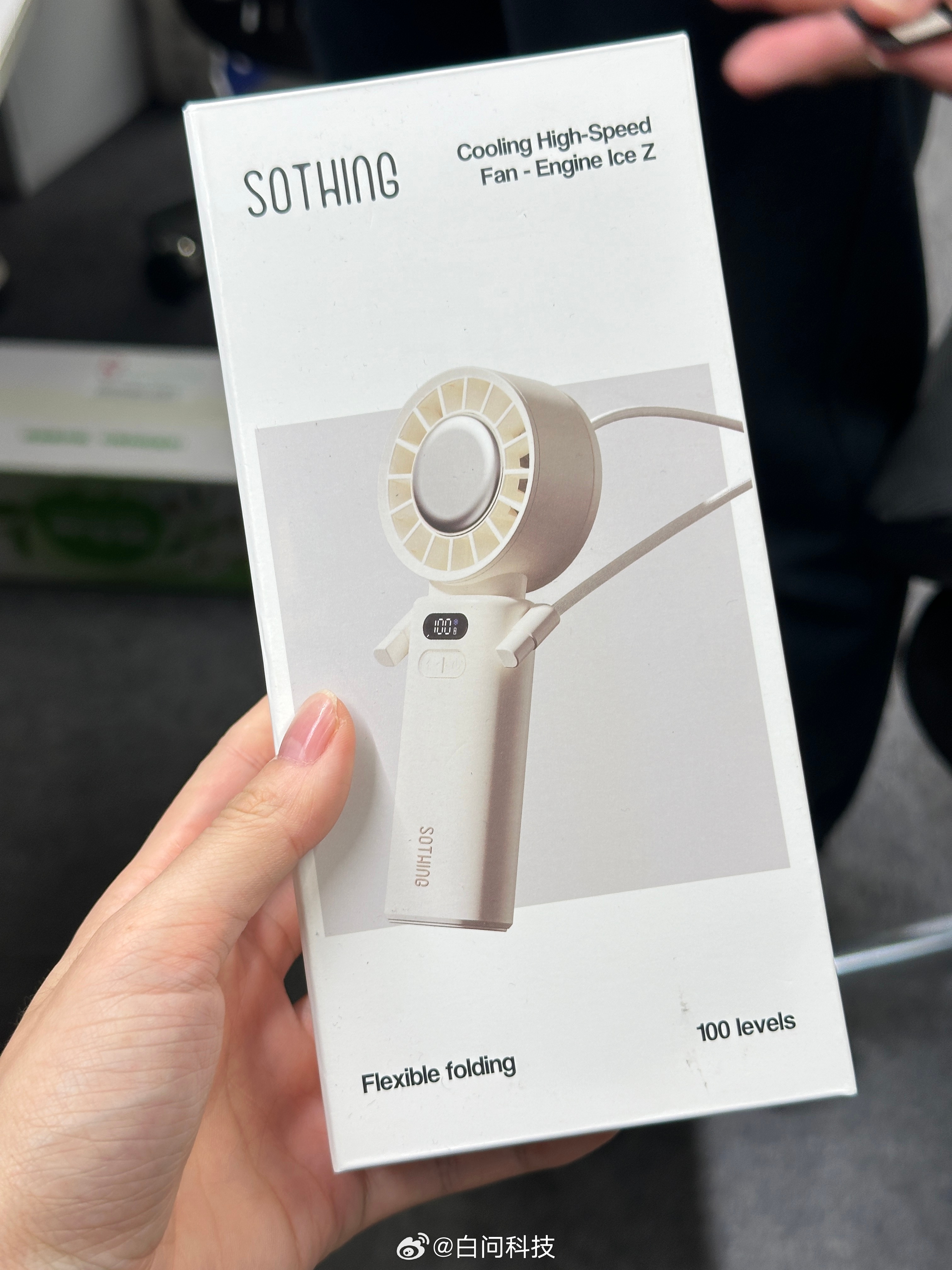 翻到一个「手持制冷小风扇」老规矩，铁粉及以上，评论即可参与抽奖[haha] ​​